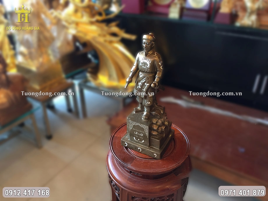 Ngài được đúc theo dáng đứng uy nghiêm